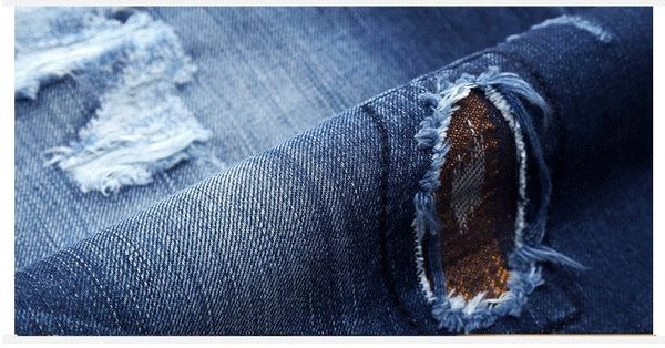 Modern férfi rövid farmer, szakadt motívumokkal, sötétkék színben