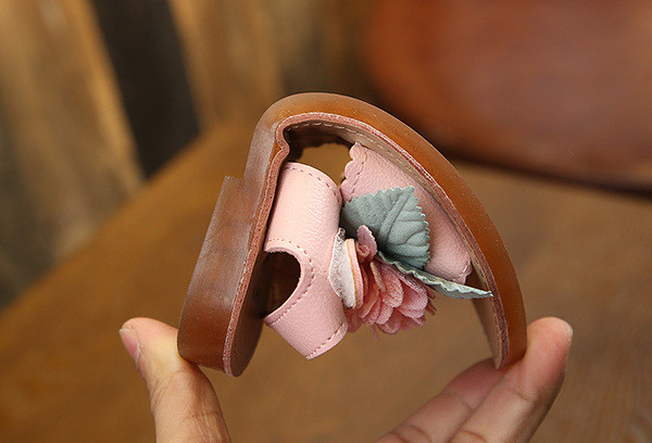 Modern szandál lányoknak 3D virág elemekkel