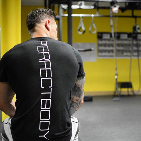 Egyszerű férfi póló fekete színben felirattal