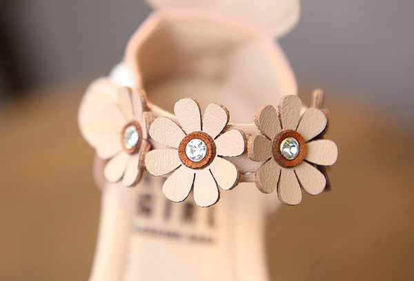 Modern gyerekszandál 3D elemmel, két színben