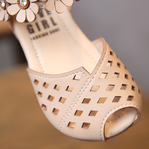 Modern gyerekszandál 3D elemmel, két színben