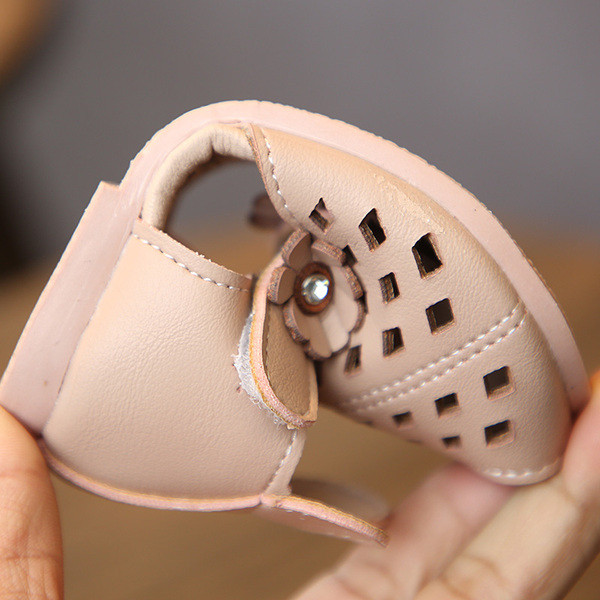 Modern gyerekszandál 3D elemmel, két színben