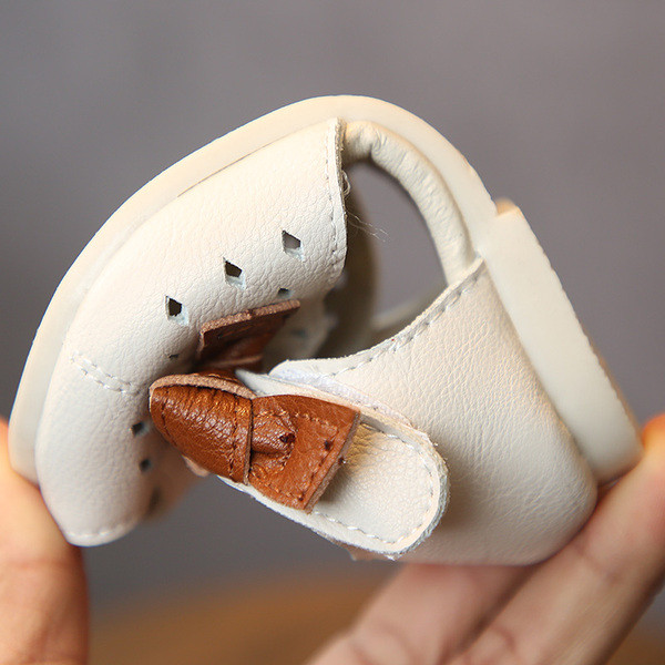 Ragasztós gyerekszandál két színben