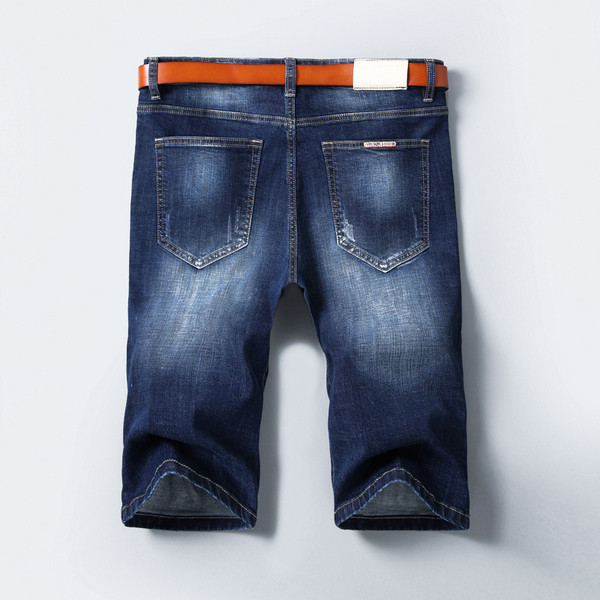 Modern férfi rövidnadrág szakadt motívumokkal, kék színben