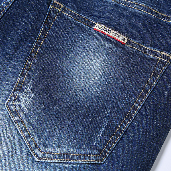 Modern férfi rövidnadrág szakadt motívumokkal, kék színben