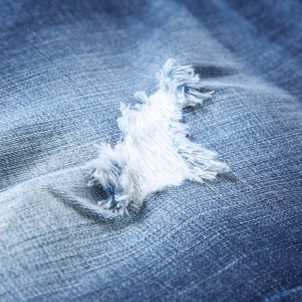 Modern férfi rövidnadrág szakadt motívumokkal, kék színben