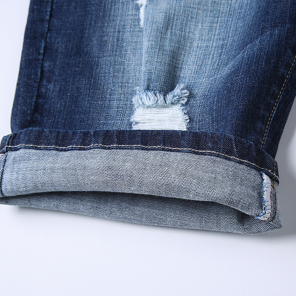 Modern férfi rövidnadrág szakadt motívumokkal, kék színben