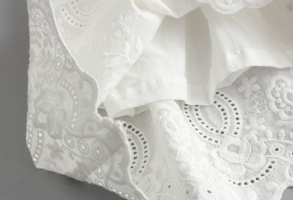 Modern gyerekruha V-nyakkal és fehér szalaggal