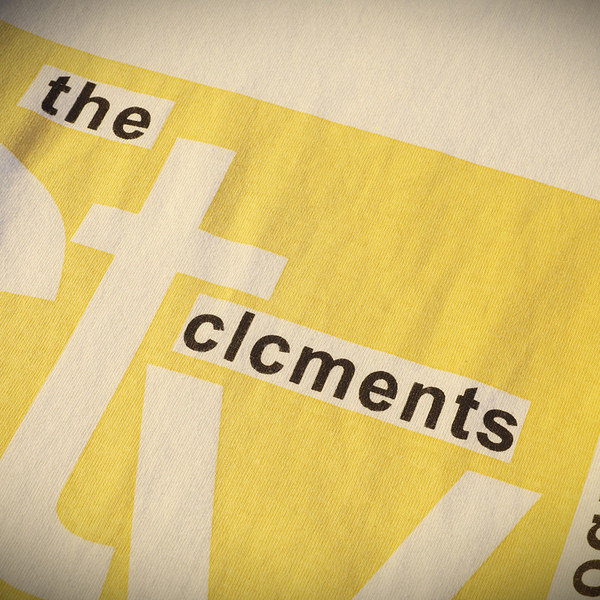 Modern férfi póló két színben, rátéttel