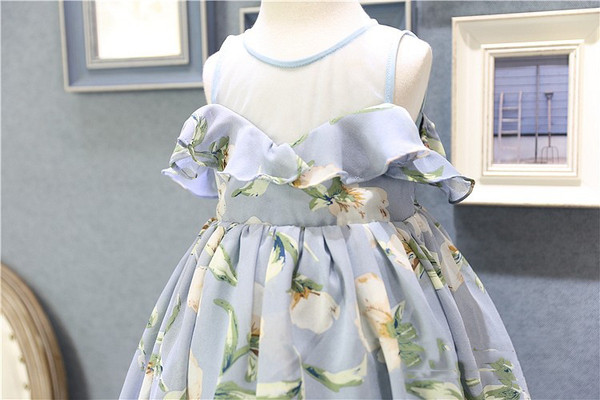 Stílusos gyerekruha modell virágos motívumokkal