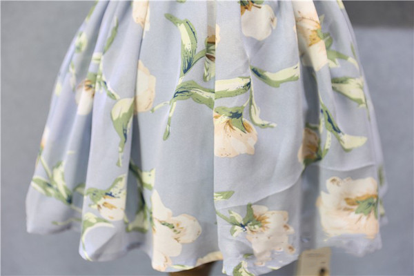 Stílusos gyerekruha modell virágos motívumokkal