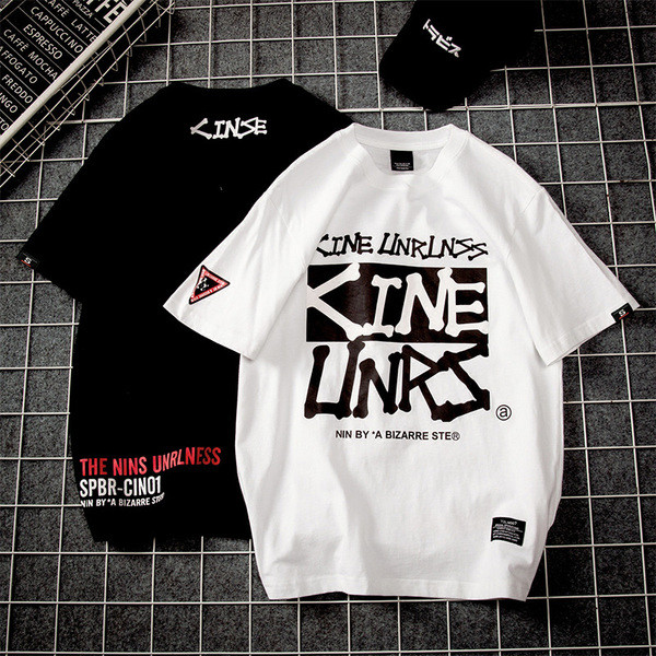 Modern, fekete-fehér férfi póló feliratokkal