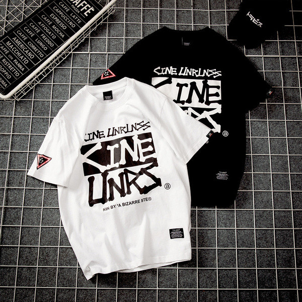 Modern, fekete-fehér férfi póló feliratokkal