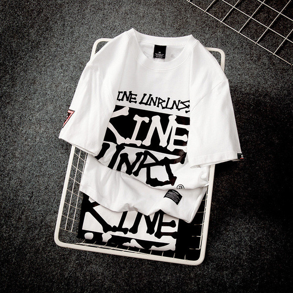 Modern, fekete-fehér férfi póló feliratokkal