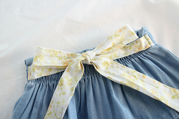 Modern gyerek farmerszoknya szalaggal