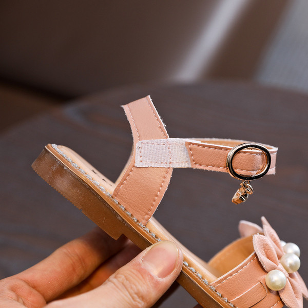 Gyöngydíszítésű lányszandál három színben