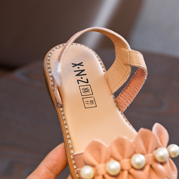 Gyöngydíszítésű lányszandál három színben