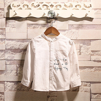 Κομψό παιδικό πουκάμισο για αγόρια με επιγραφές σε λευκό χρώμα