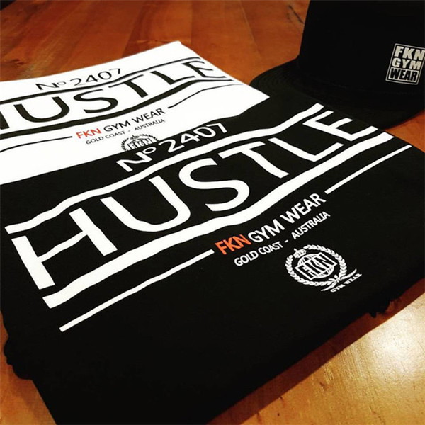 Alkalmi férfi póló fehér és fekete feliratokkal