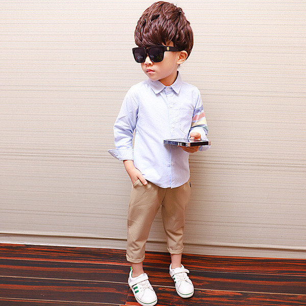 Modern gyereking fiúknak fehér és kék színben