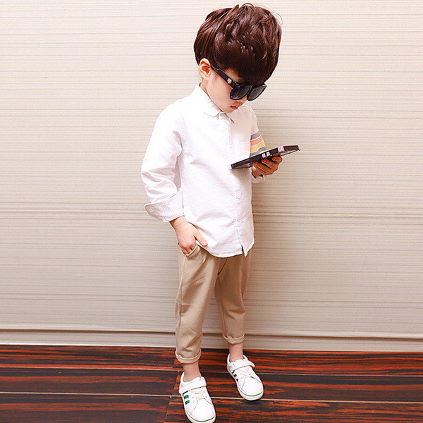 Modern gyereking fiúknak fehér és kék színben