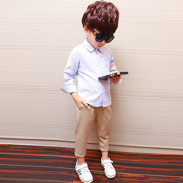 Modern gyereking fiúknak fehér és kék színben