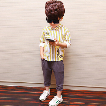Μοντέρνο παιδικό πουκάμισο για αγόρια σε δύο χρώματα με εφαρμογή