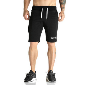 Férfi rövidnadrág nyakkendővel és felirattal