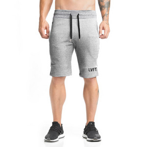 Férfi rövidnadrág nyakkendővel és felirattal