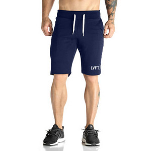 Férfi rövidnadrág nyakkendővel és felirattal