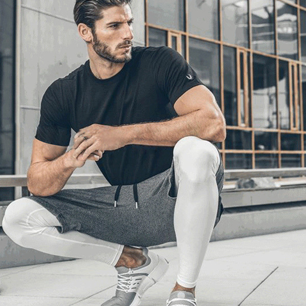 Férfi rövidnadrág nyakkendővel és felirattal