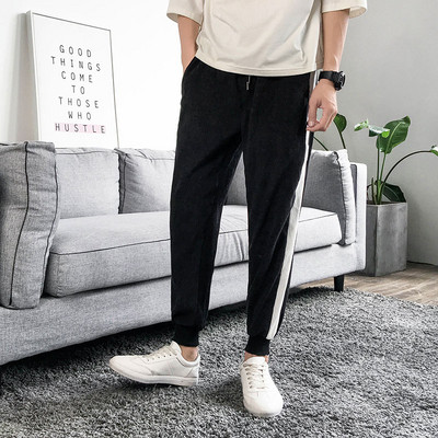 Modern férfi sportnadrág színes szegéllyel