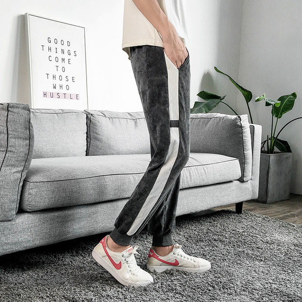 Modern férfi sportnadrág színes szegéllyel