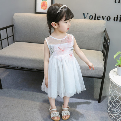 Elegáns gyerekruha tüll- és virágmotívumokkal fehér és rózsaszín színben