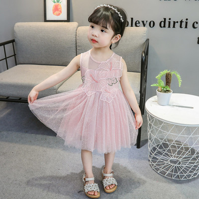 Elegáns gyerekruha tüll- és virágmotívumokkal fehér és rózsaszín színben