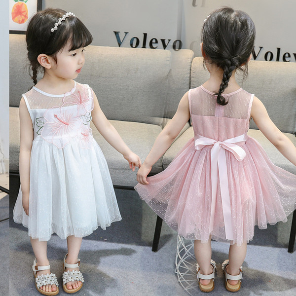 Elegáns gyerekruha tüll- és virágmotívumokkal fehér és rózsaszín színben