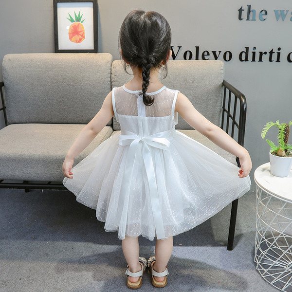 Elegáns gyerekruha tüll- és virágmotívumokkal fehér és rózsaszín színben