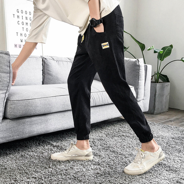 Divatos férfi nadrág nyakkendővel és emblémával, két színben