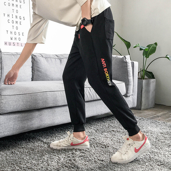 Divatos férfi nadrág nyakkendővel és emblémával, két színben