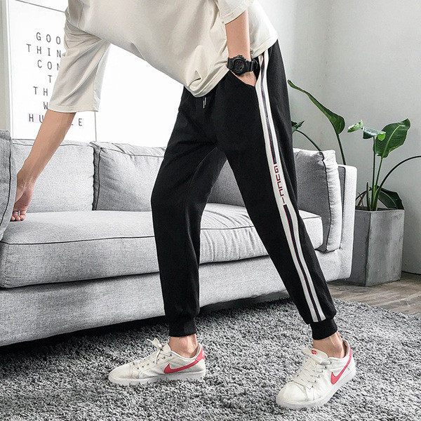 Divatos férfi nadrág nyakkendővel és emblémával, két színben