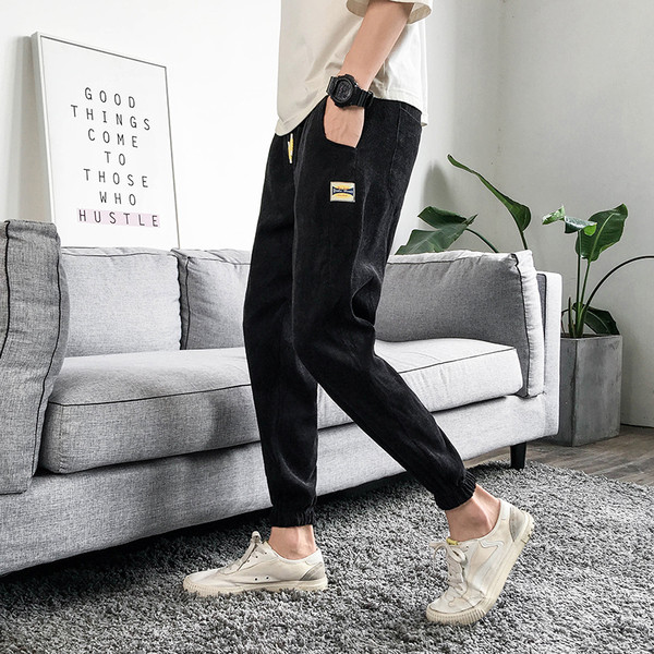 Divatos férfi nadrág nyakkendővel és emblémával, két színben