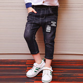 Modern gyerekfarmer fiúknak zsebekkel és emblémákkal