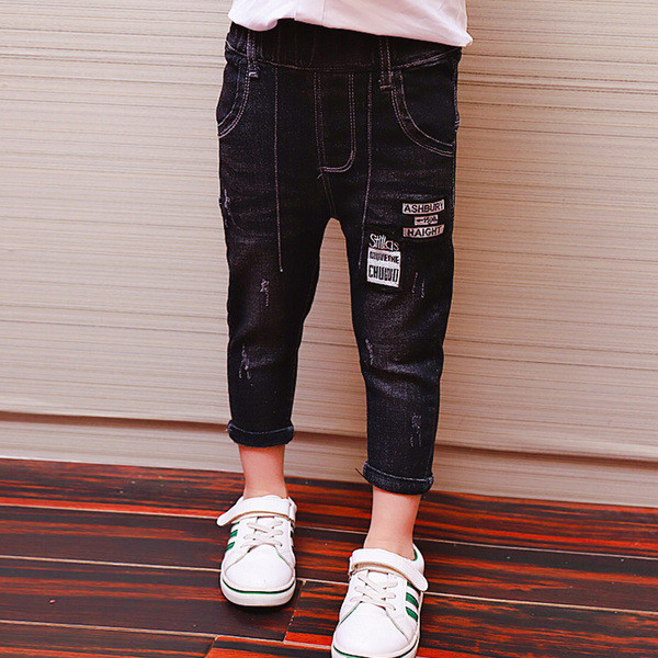 Modern gyerekfarmer fiúknak zsebekkel és emblémákkal