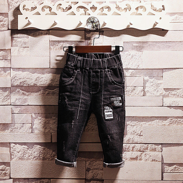 Modern gyerekfarmer fiúknak zsebekkel és emblémákkal