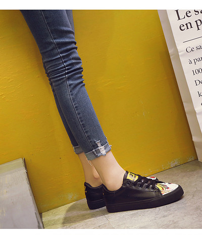 Modern női cipők fehér és fekete színben