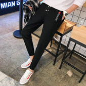 Férfi sport- és alkalmi nadrág két színben felirattal és nyakkendővel