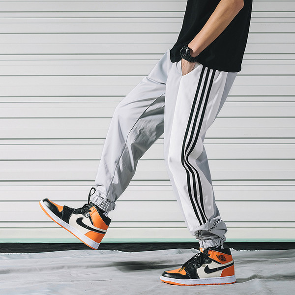 Férfi sportnadrág két párban, színes szegéllyel