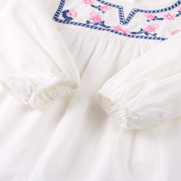 Gyerekruha lányoknak fehér hímzéssel