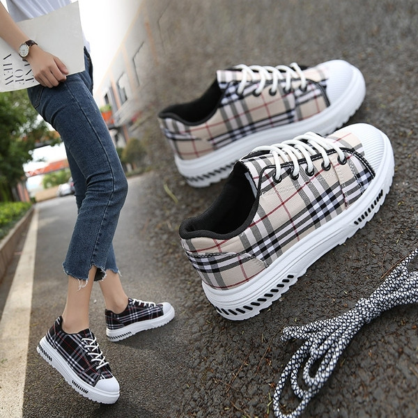 Stílusos női cipő fűzővel, két színben