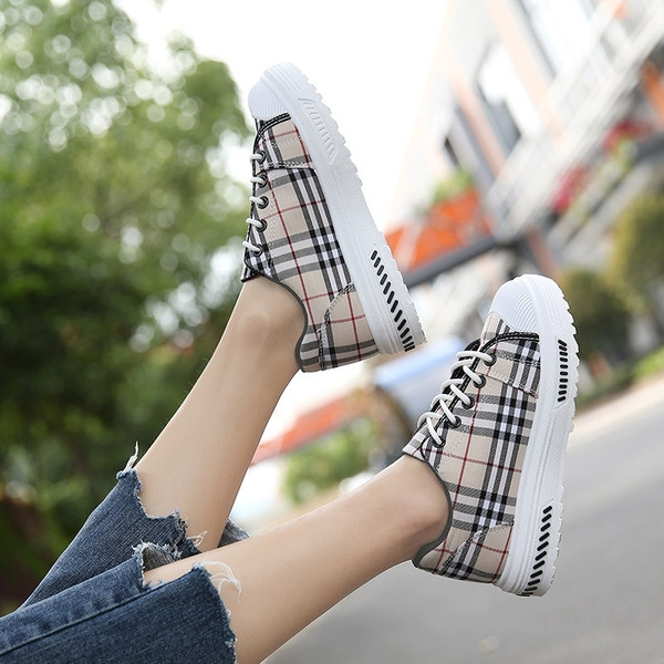 Stílusos női cipő fűzővel, két színben